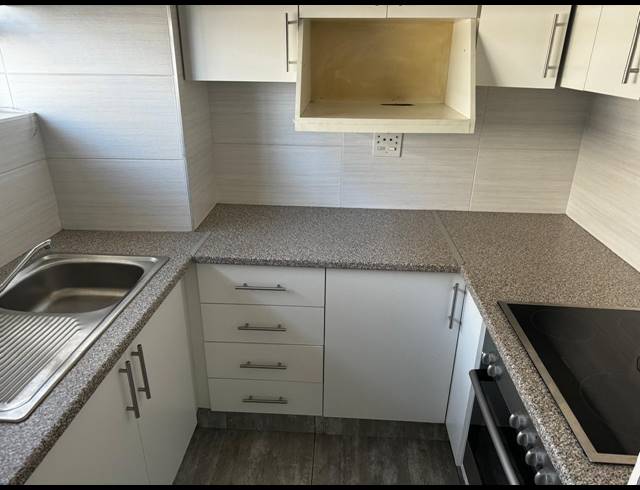 1 BEDROOM FLAT TO LET IN ESSENWOOD